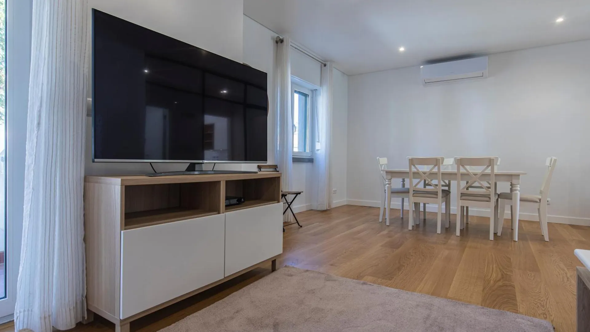 Lovely Two Bedroom Cascais Center Apartment